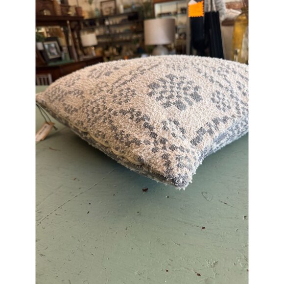 SOLD    NWT 20 Inch Woven Cotton Jacquard Pillow Contrasting Sides Gray & Cream - Picture 3 of 5